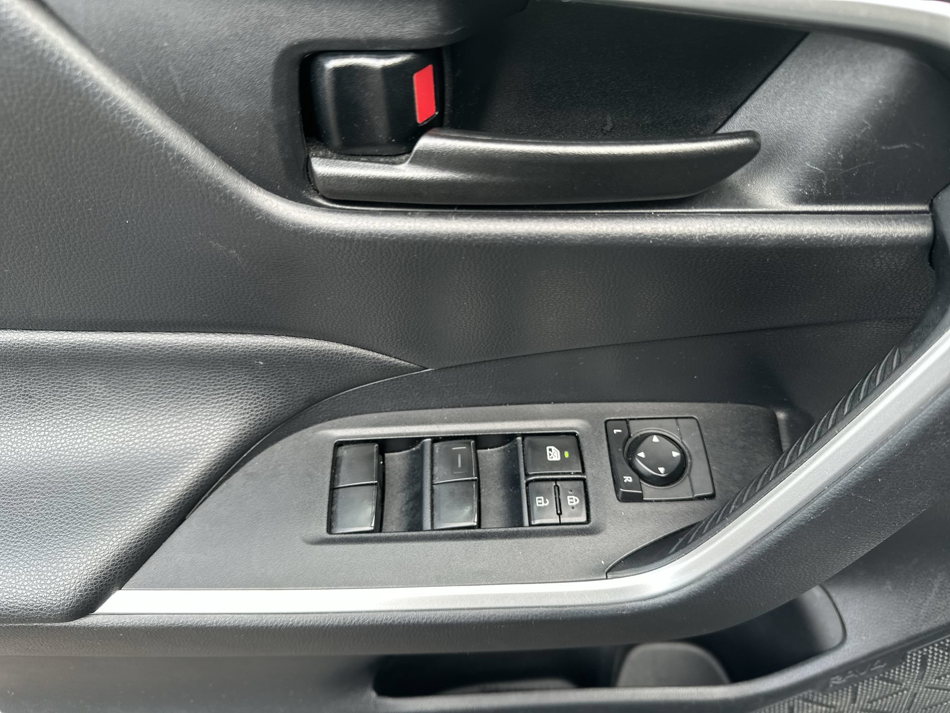 Used 2019 Toyota RAV4 LE FWD image 15