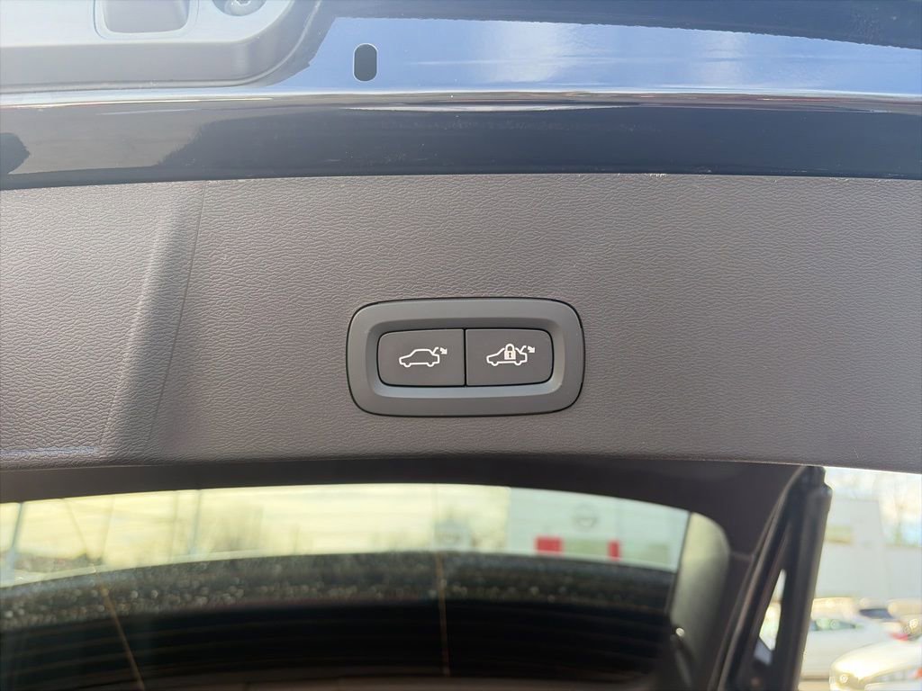 Used 2025 Volvo XC40 B5 Plus image 17