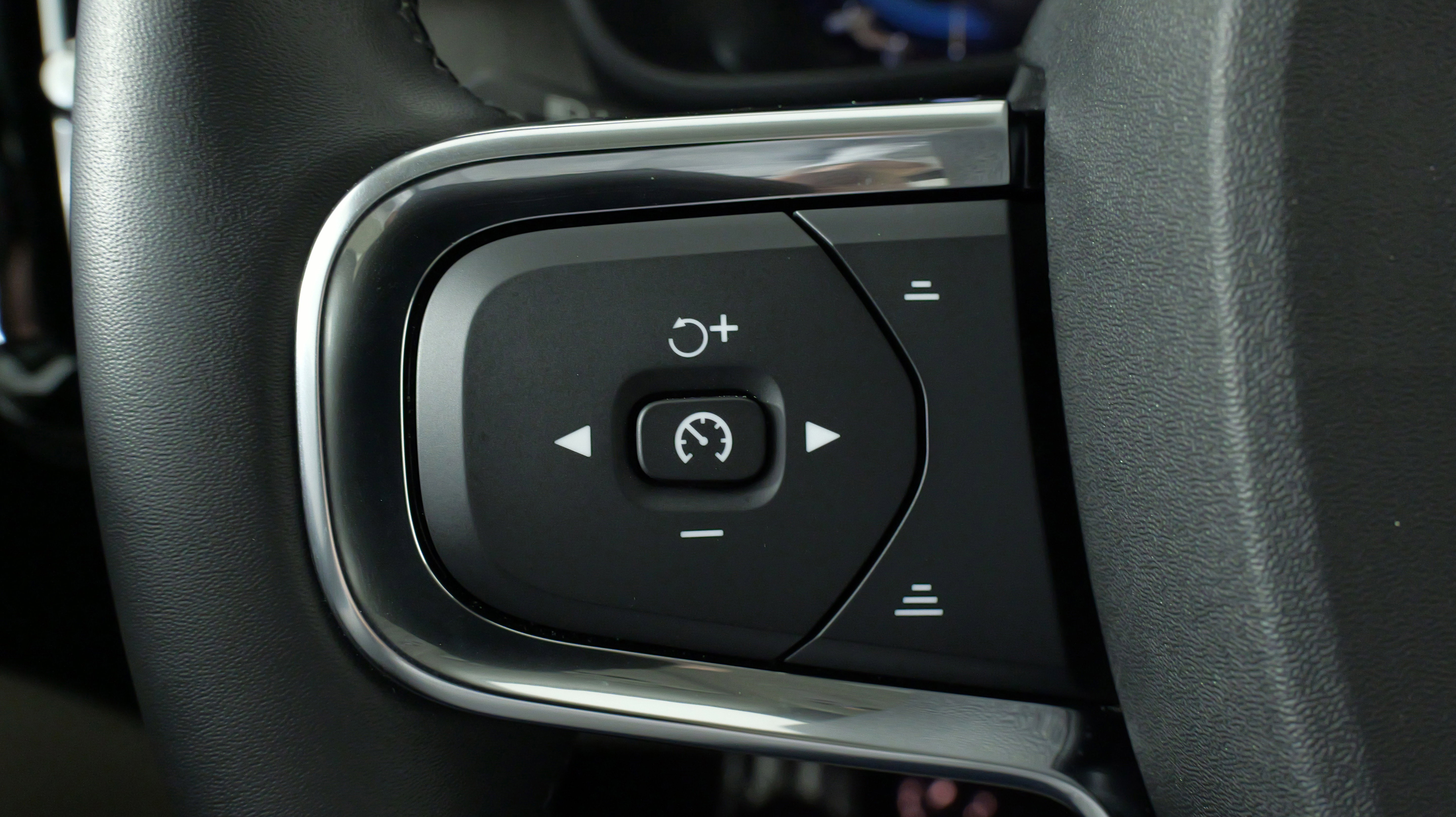 Used 2024 Volvo XC40 B5 Plus w/ Climate Package image 45