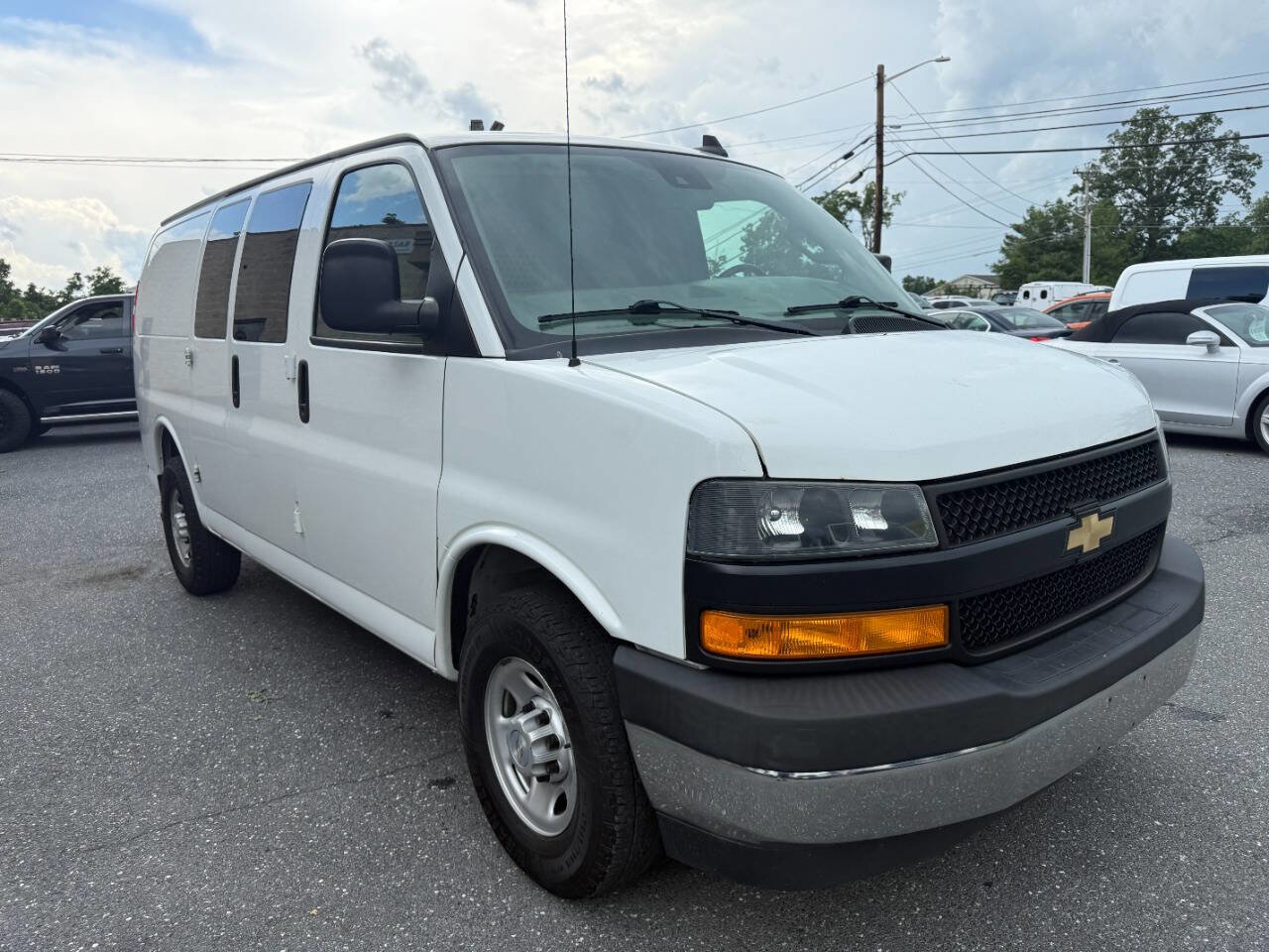 Used 2019 Chevrolet Express 3500 w/ Driver Convenience Package image 4