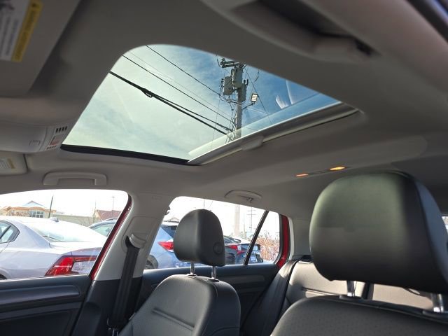 Used 2018 Volkswagen Golf SE image 26