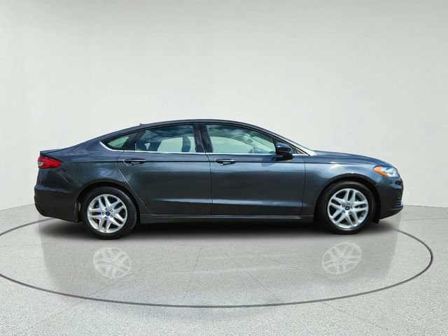 Used 2019 Ford Fusion SE FWD image 2