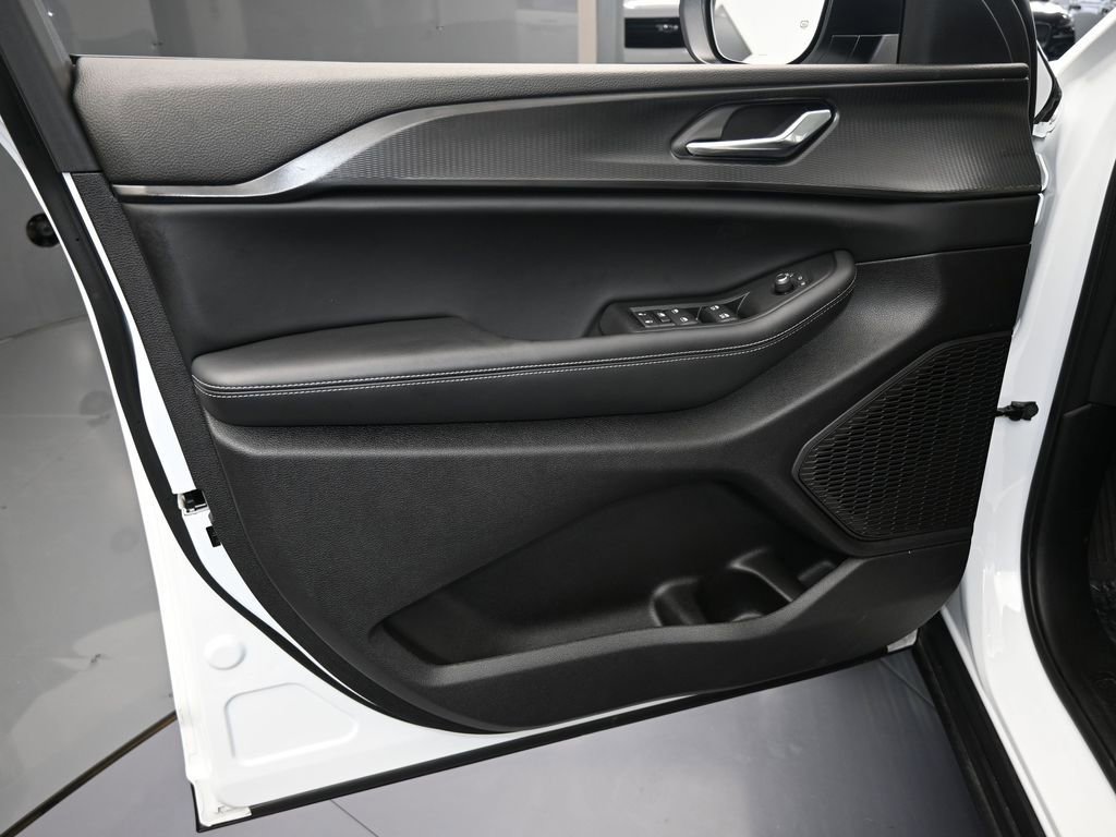 Used 2024 Jeep Grand Cherokee L Laredo image 11