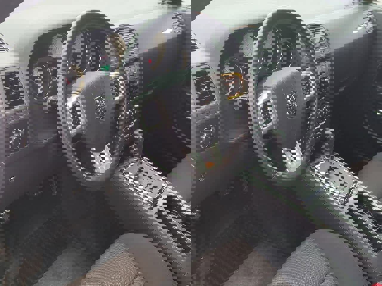 Used 2014 Dodge Challenger SXT image 2