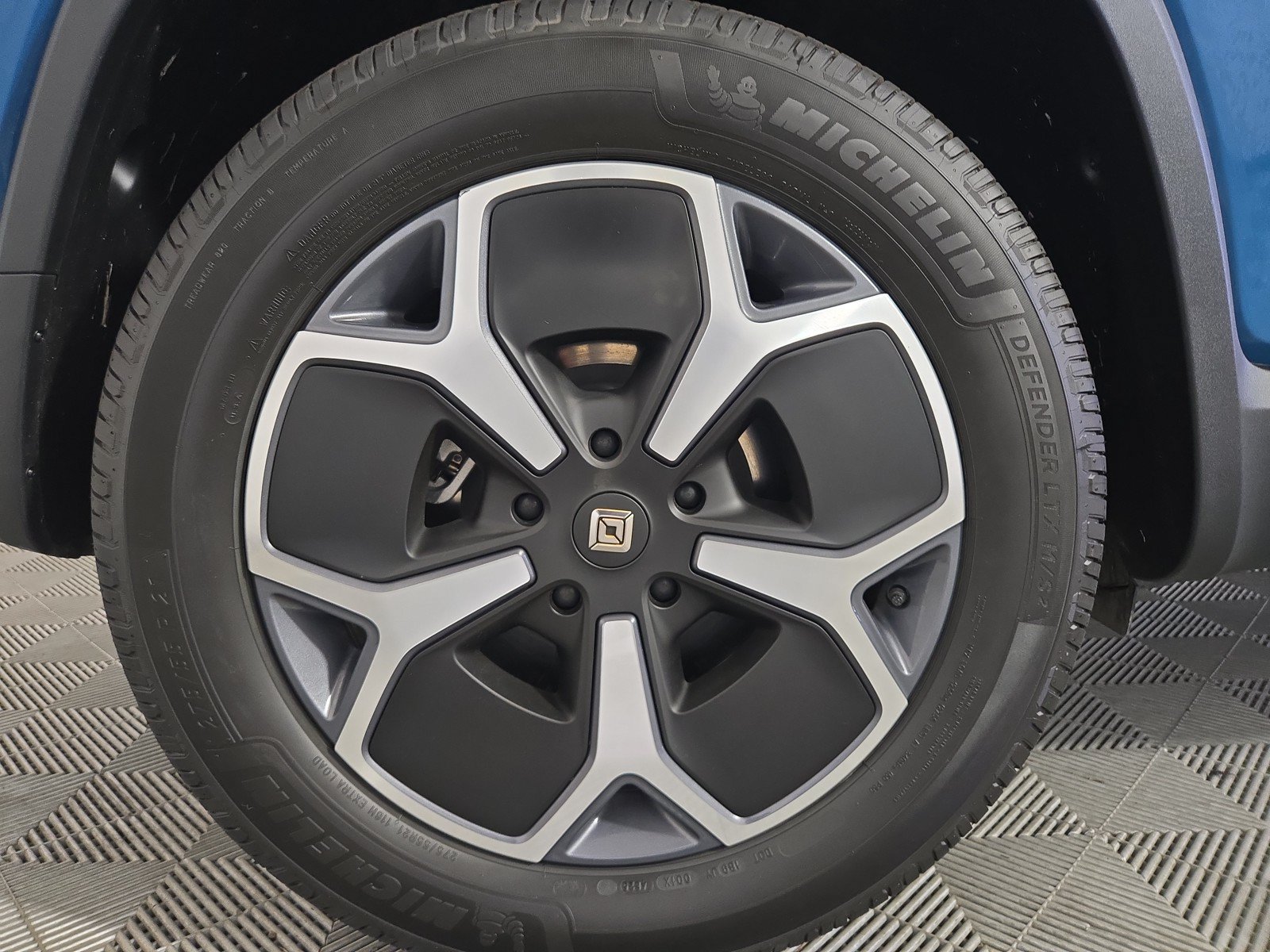 Used 2024 Rivian R1S Adventure AWD/4WD image 12