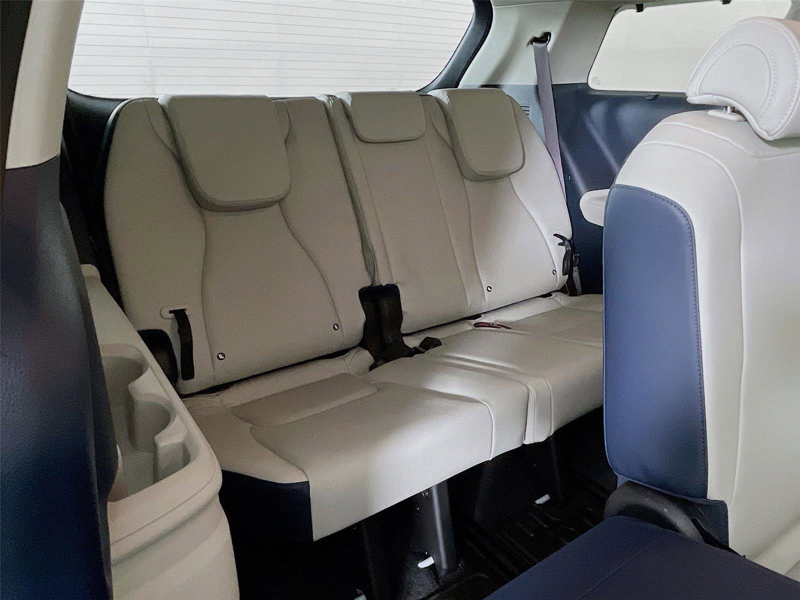 Used 2025 Kia Carnival EX image 30