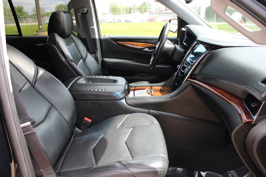 Used 2015 Cadillac Escalade Luxury AWD/4WD image 8