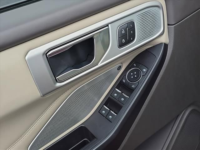 Used 2020 Ford Explorer Platinum w/ Premium Technology Package image 17