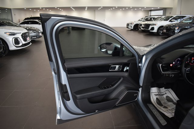 Used 2022 Porsche Panamera RWD image 9