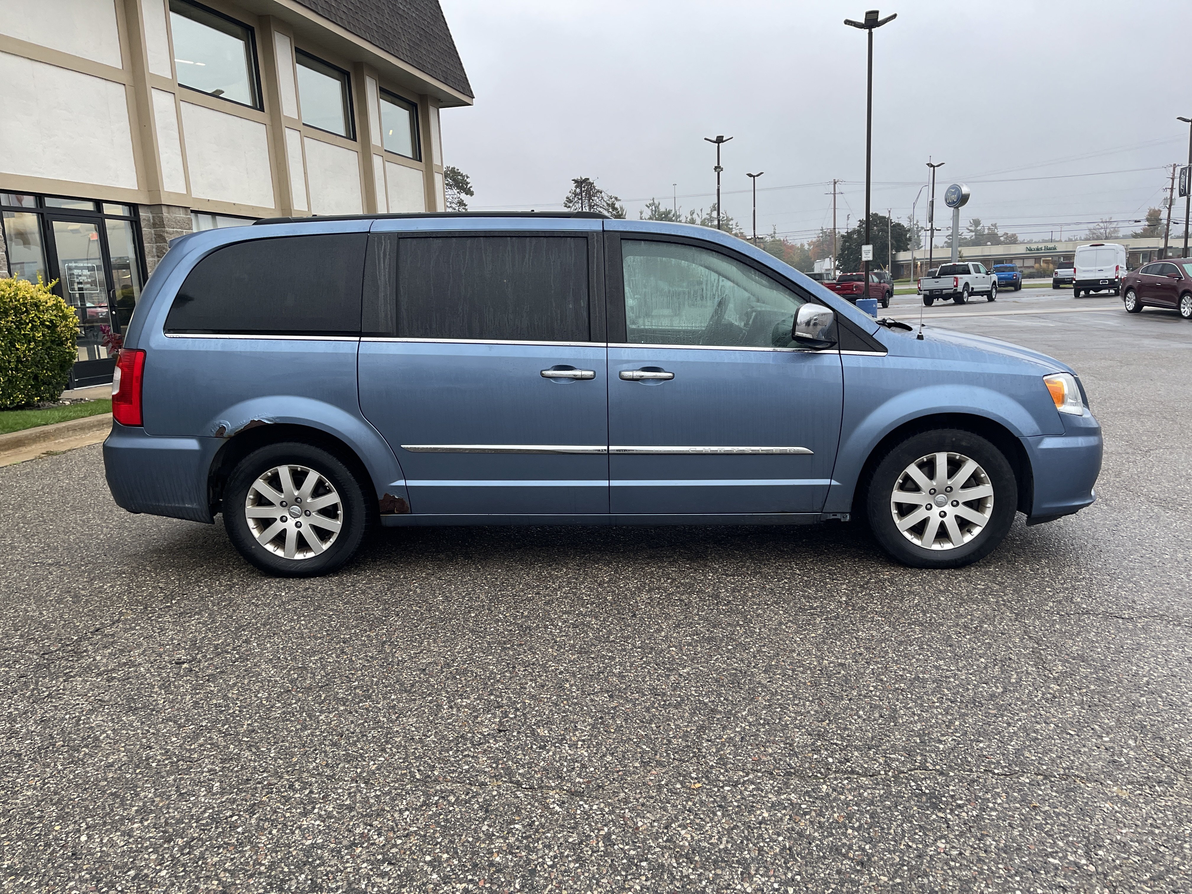 Used 2012 Chrysler Town & Country Touring-L w/ Entertainment Group #2 FWD image 3