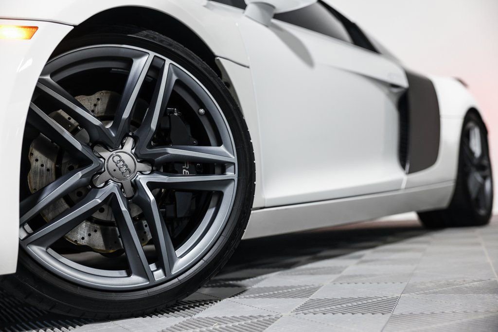 Used 2015 Audi R8 V8 w/ Extended Leather Package image 11