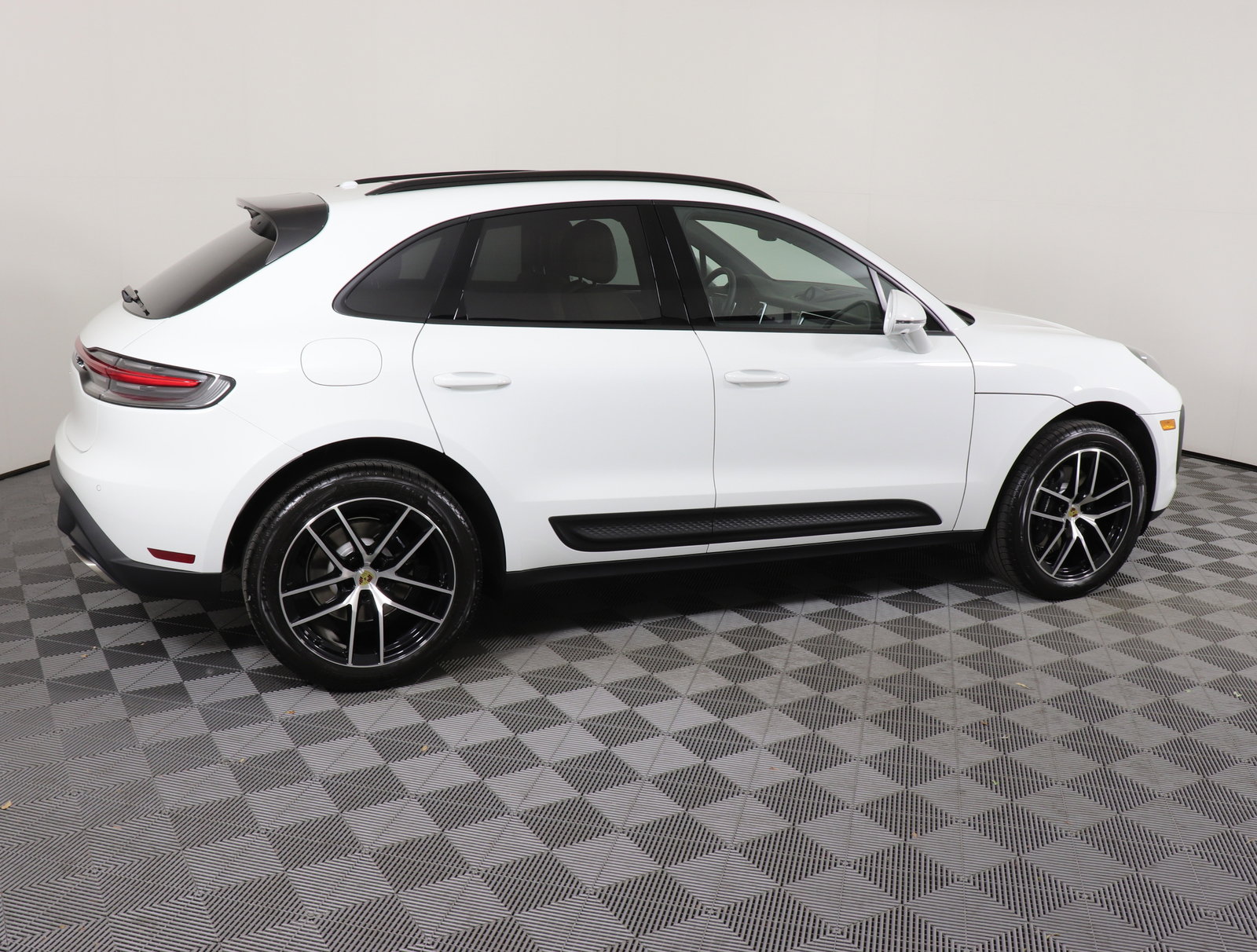 Used 2025 Porsche Macan image 8