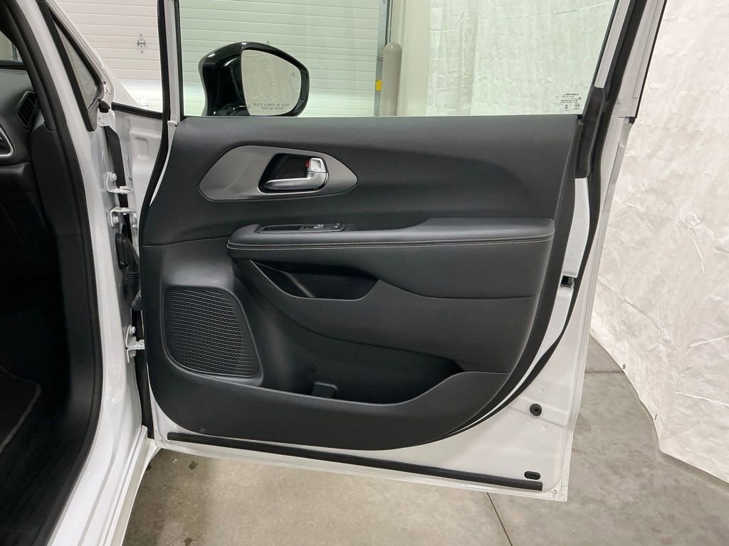 Used 2025 Chrysler Pacifica Select image 27
