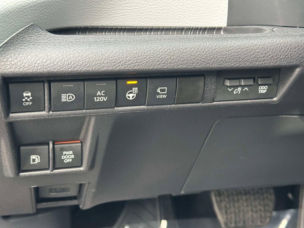 Used 2025 Toyota Sienna Platinum image 25