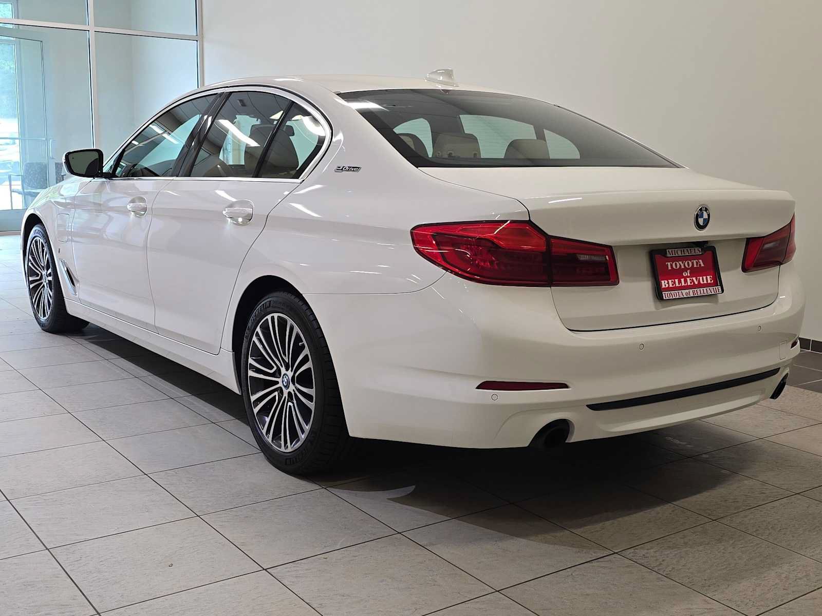Used 2019 BMW 530e xDrive w/ Convenience Package AWD/4WD image 4