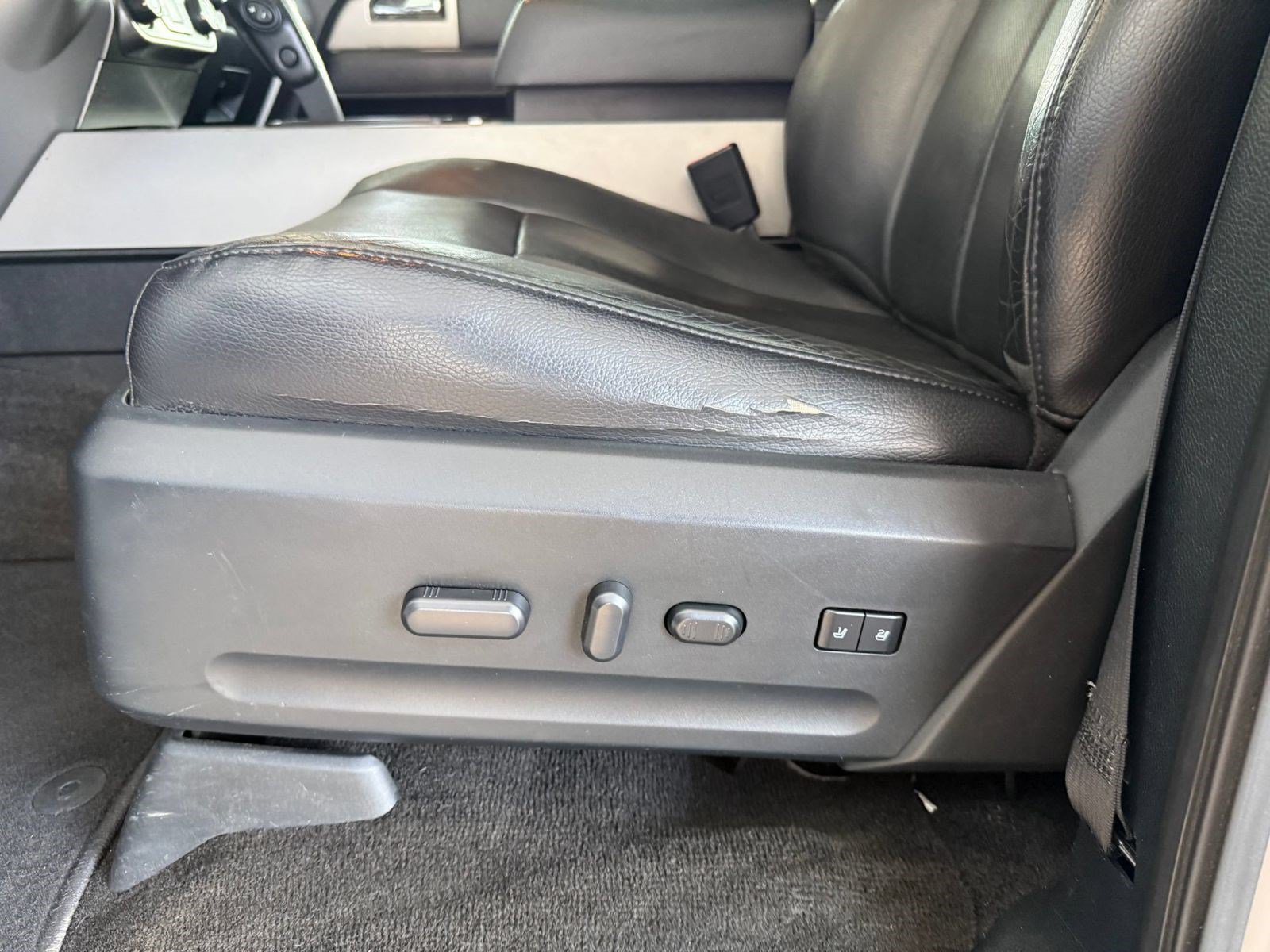 Used 2016 Ford Expedition XLT w/ Equipment Group 202A AWD/4WD image 16