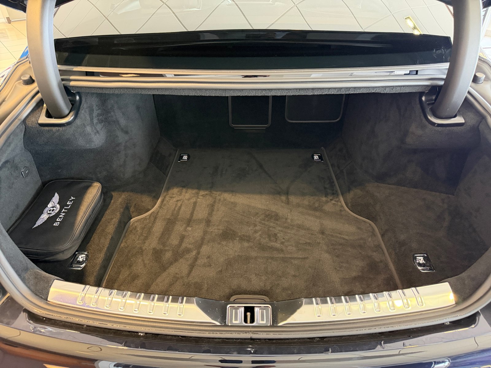 Used 2024 Bentley Flying Spur V8 AWD/4WD image 24