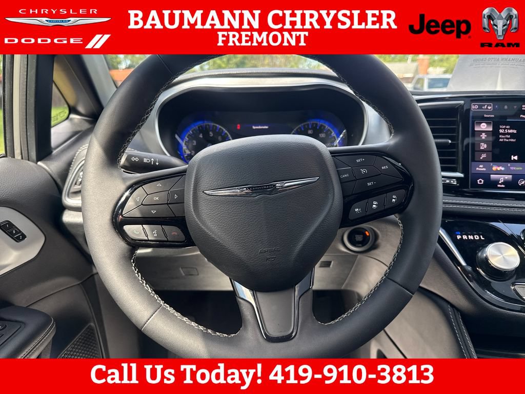 Used 2025 Chrysler Pacifica Limited FWD image 14