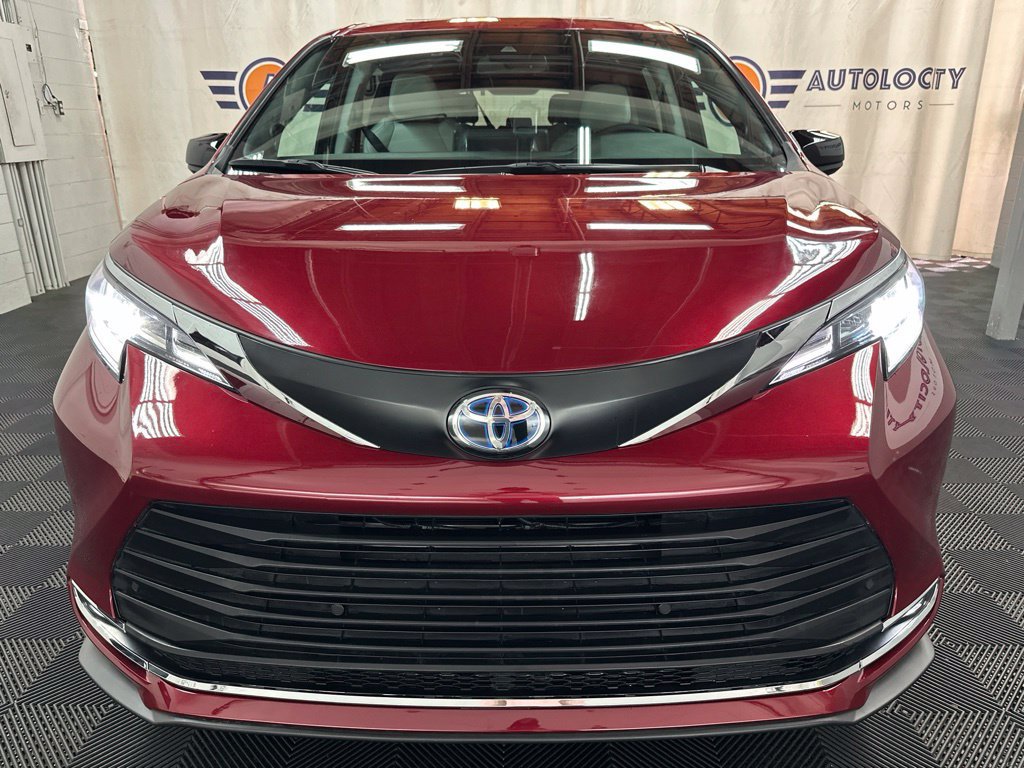 Used 2024 Toyota Sienna XSE w/ XSE Plus Package AWD/4WD image 3