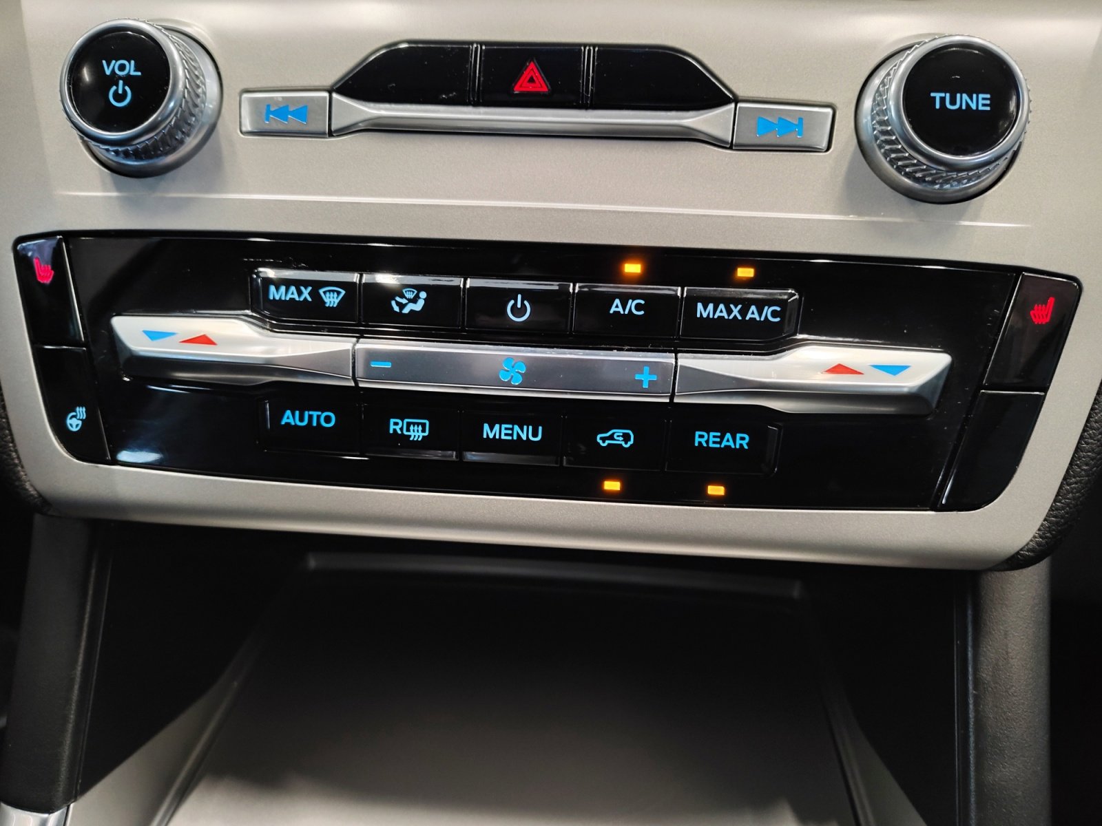 Used 2024 Ford Explorer XLT w/ Equipment Group 202A AWD/4WD image 21