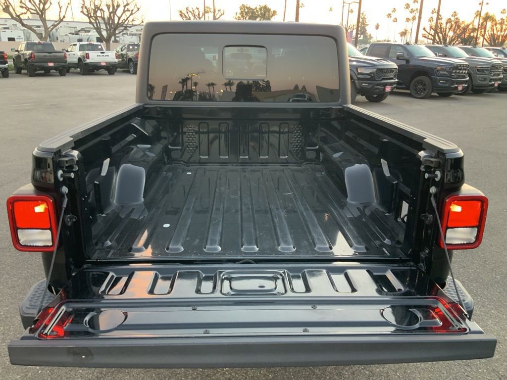 Used 2022 Jeep Gladiator Willys image 7