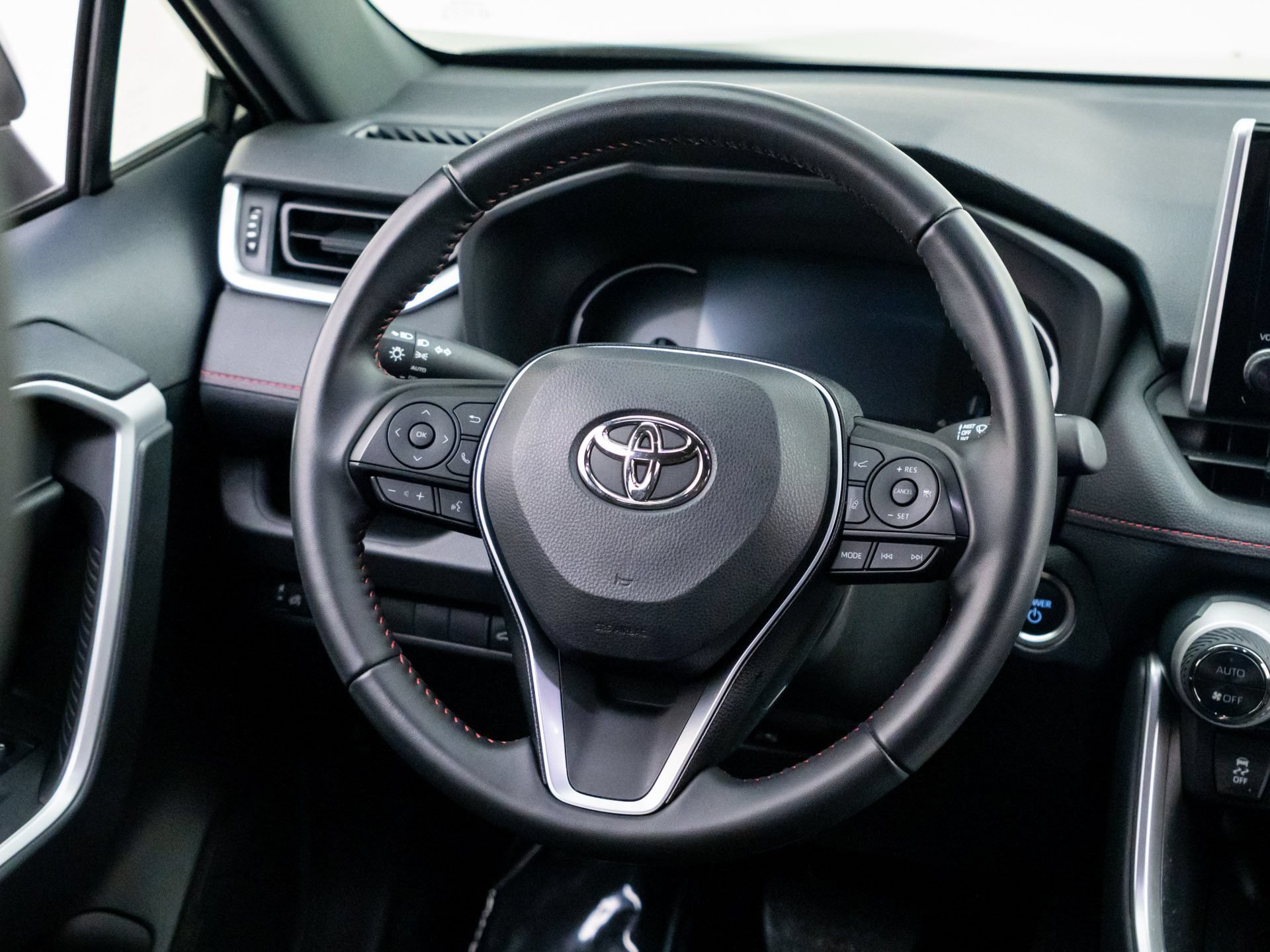 Used 2025 Toyota RAV4 SE AWD/4WD image 11