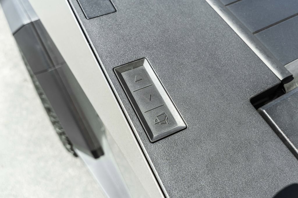 Used 2025 Tesla Cybertruck AWD Crew Cab image 37