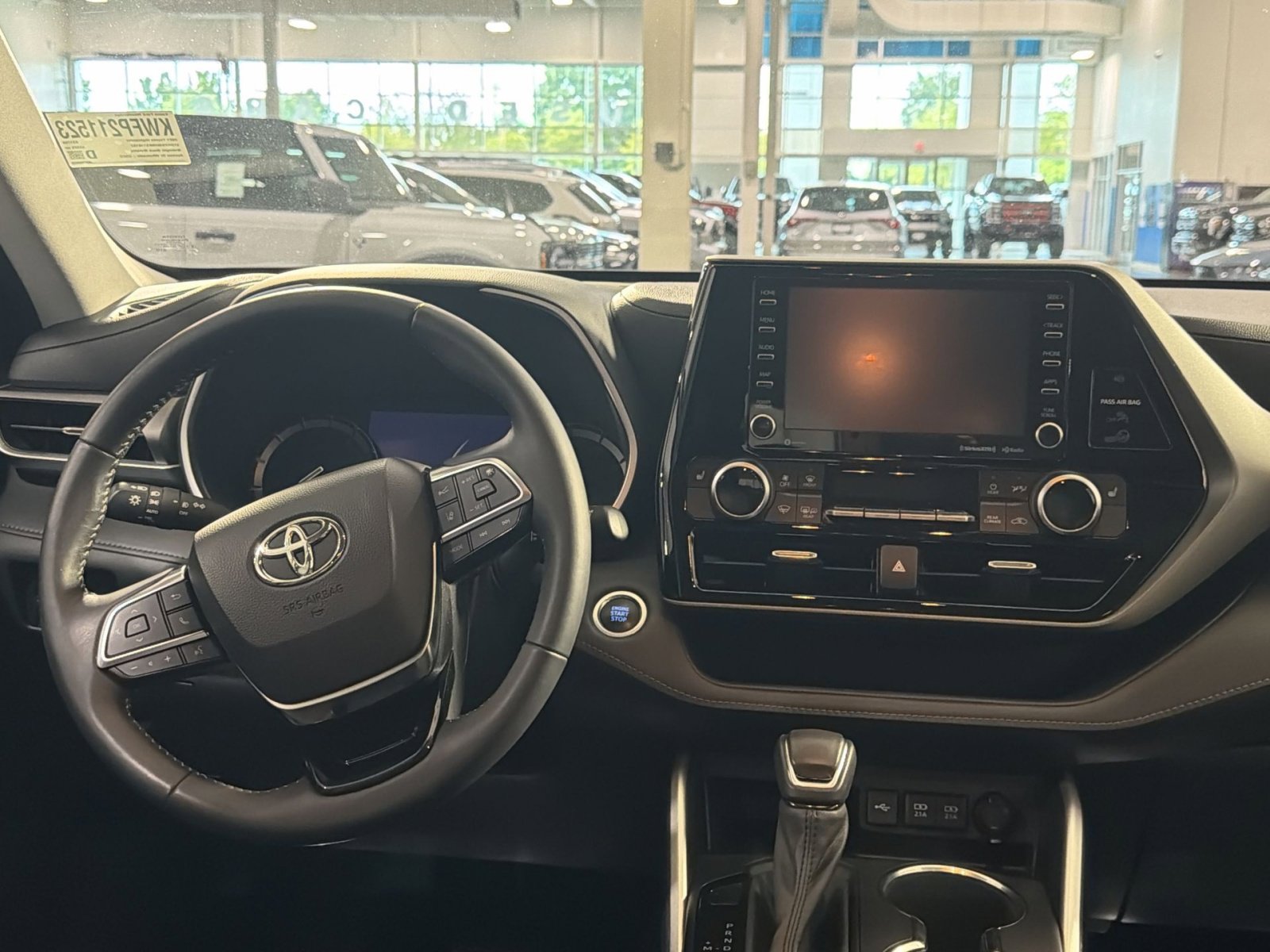 Used 2021 Toyota Highlander XLE AWD/4WD image 21