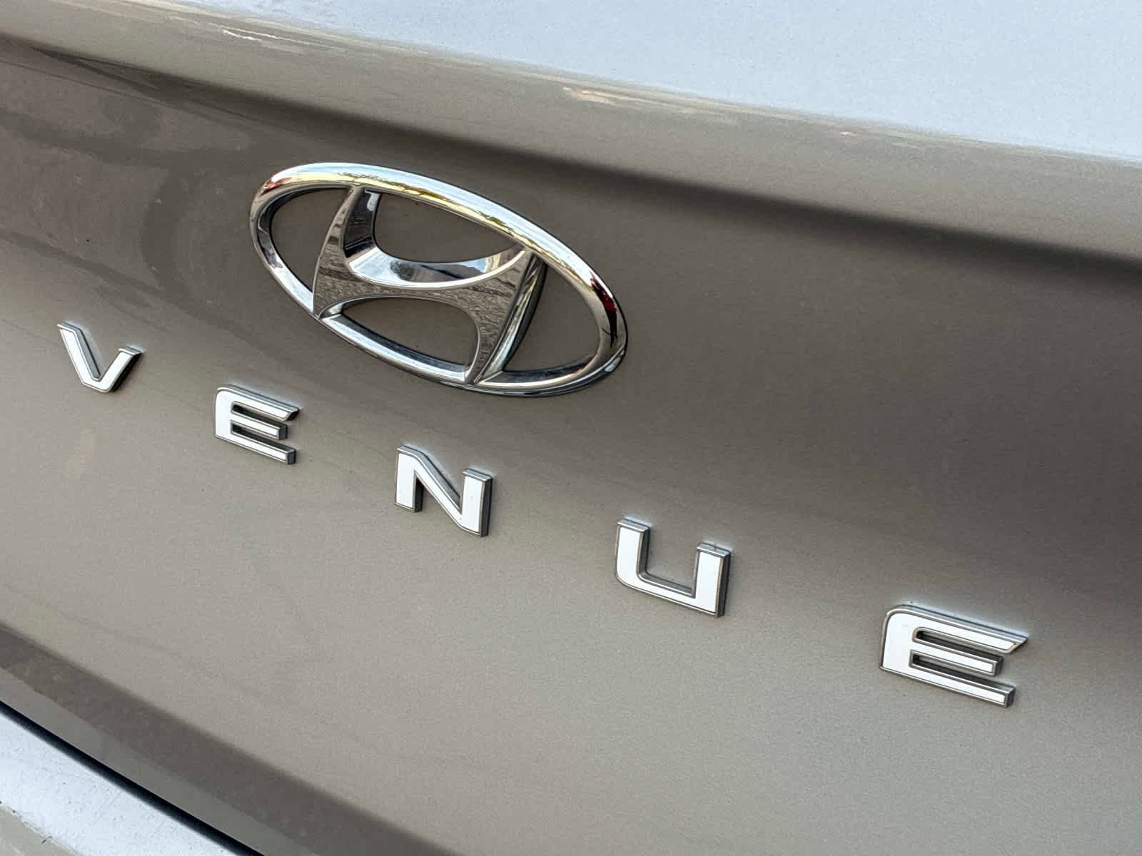 Used 2025 Hyundai Venue SEL FWD image 16