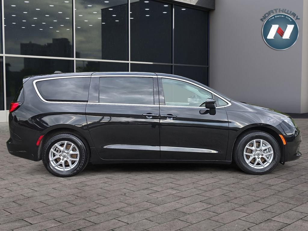 Used 2022 Chrysler Voyager LX FWD image 6