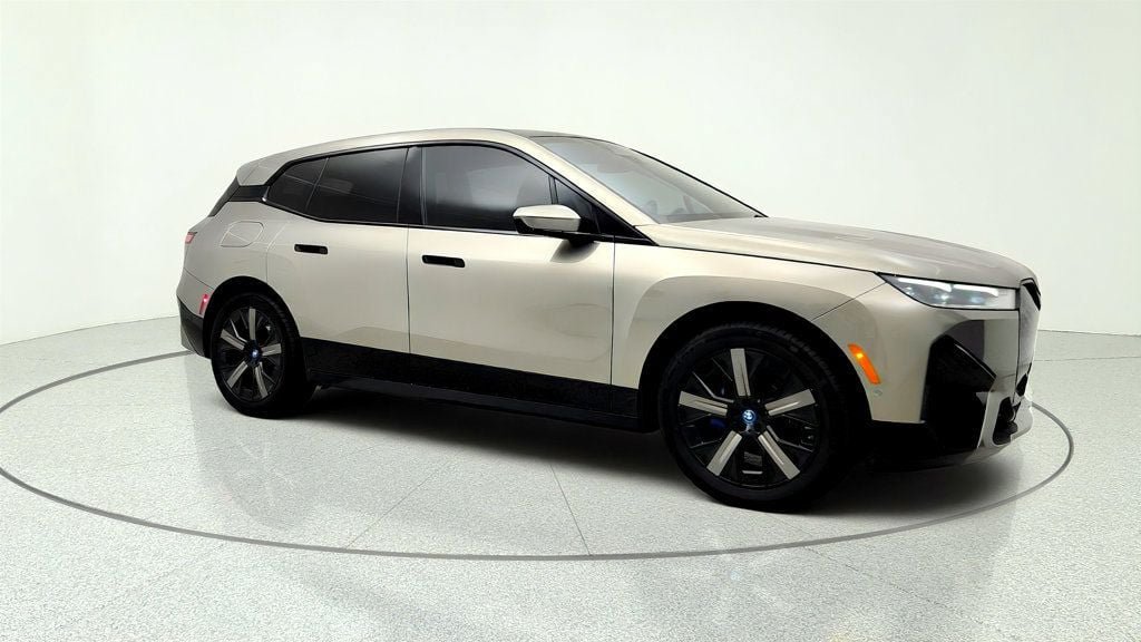 Used 2025 BMW iX xDrive50 w/ Premium Package AWD/4WD image 3