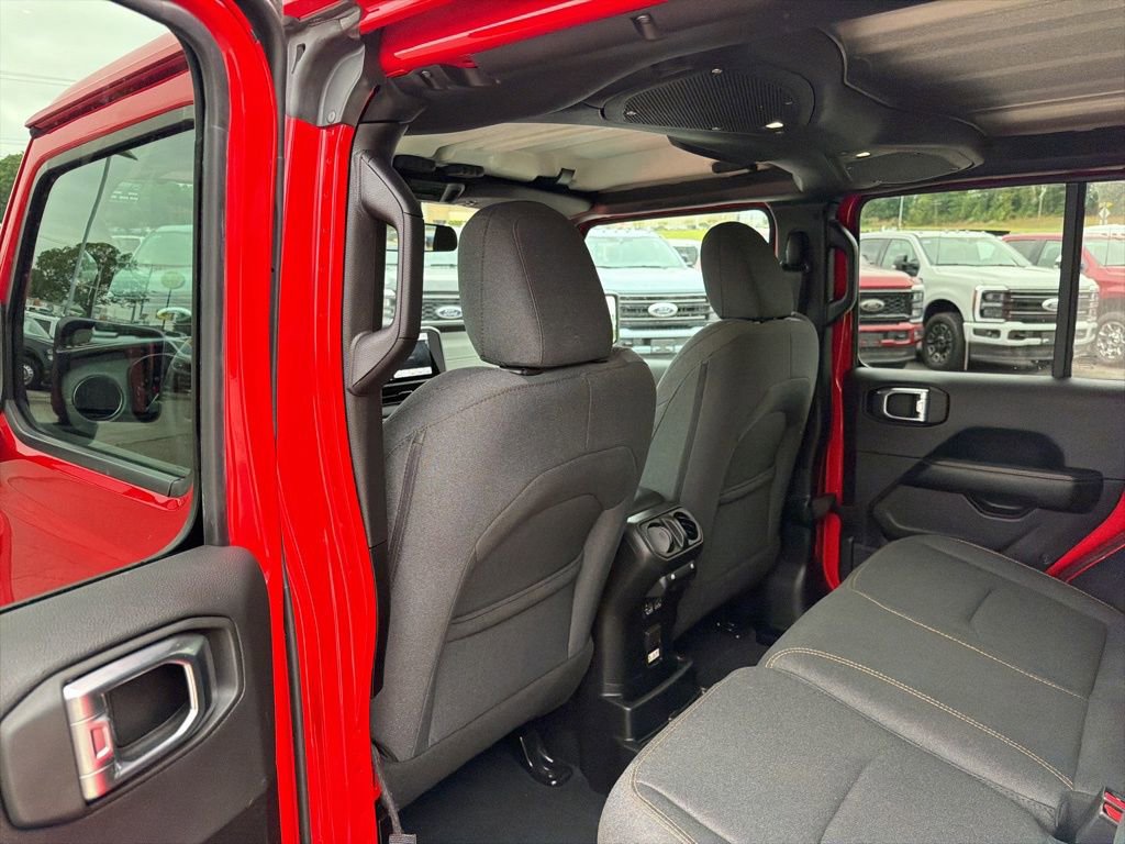 Used 2024 Jeep Wrangler Unlimited Sahara AWD/4WD image 15