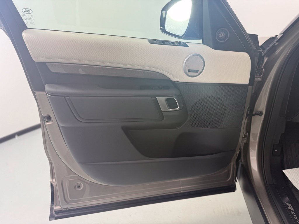 Used 2021 Land Rover Discovery HSE R-Dynamic AWD/4WD image 11