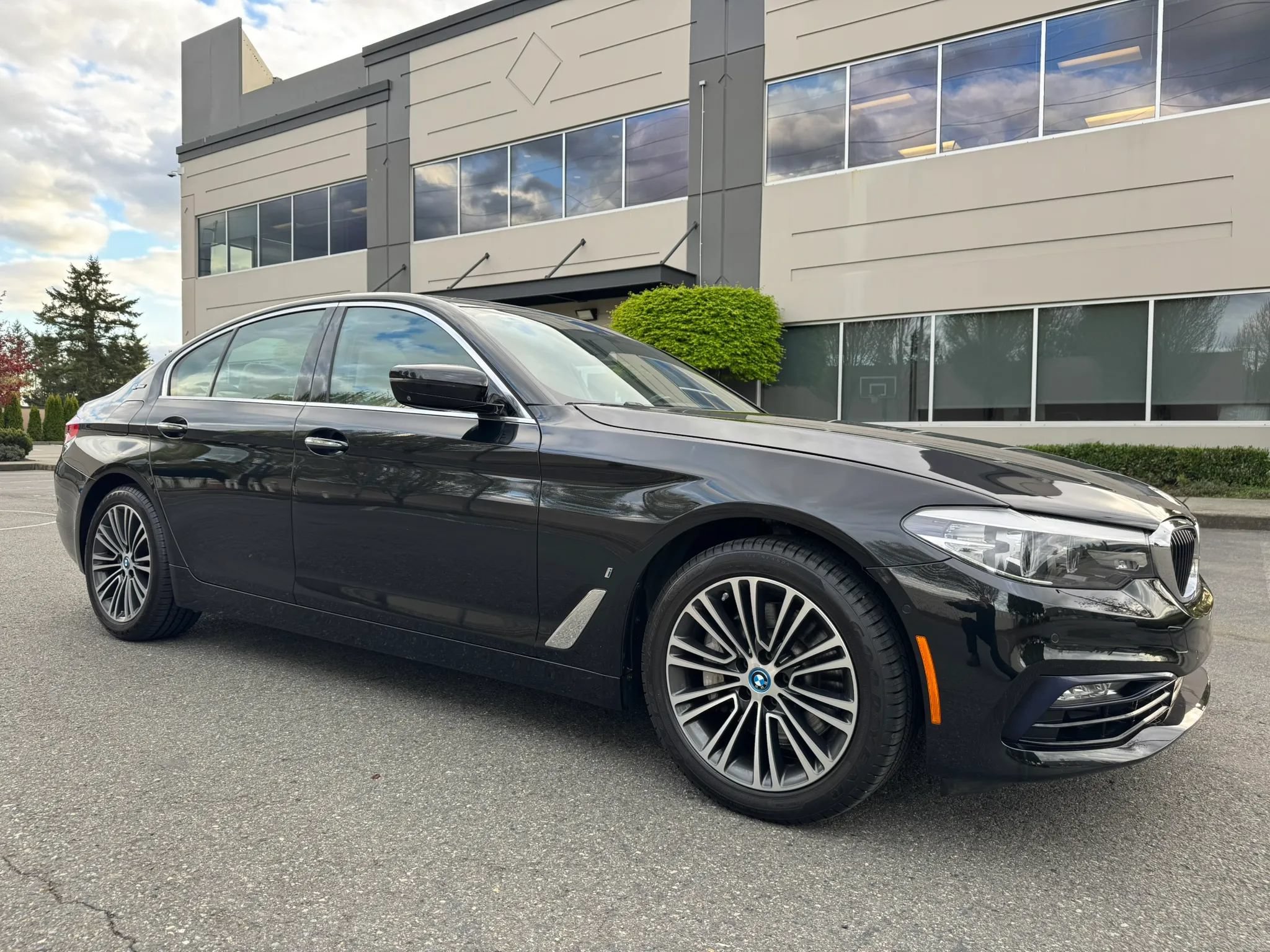 Used 2018 BMW 530e xDrive AWD/4WD image 1