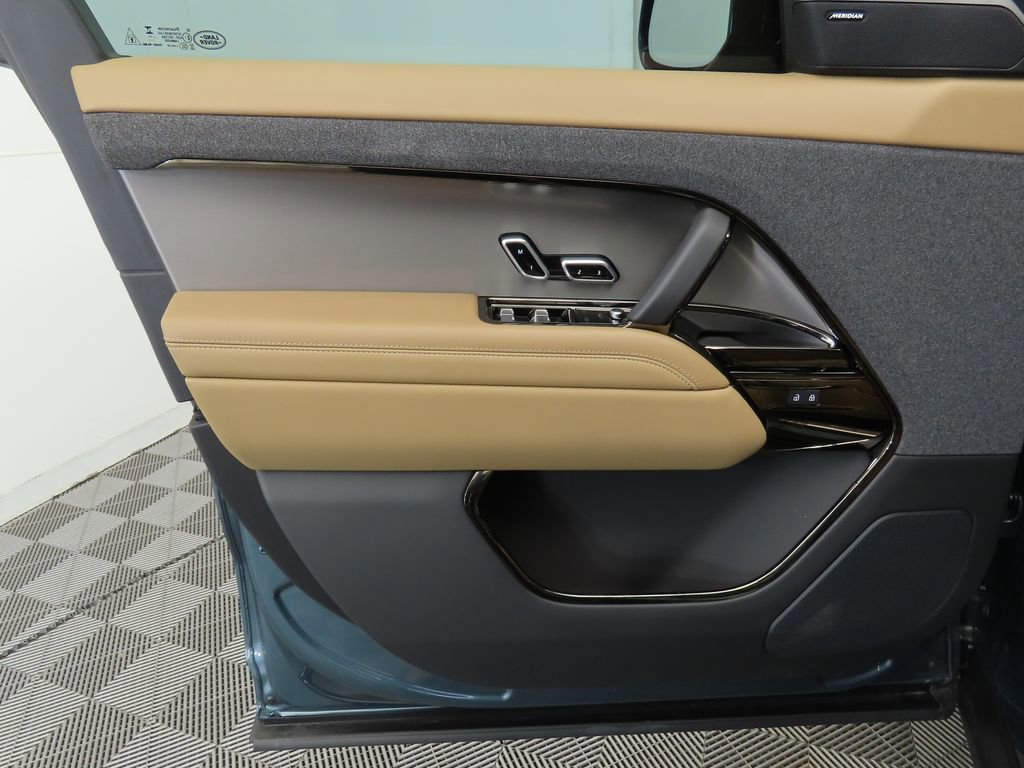 Used 2025 Land Rover Range Rover Sport SE image 21