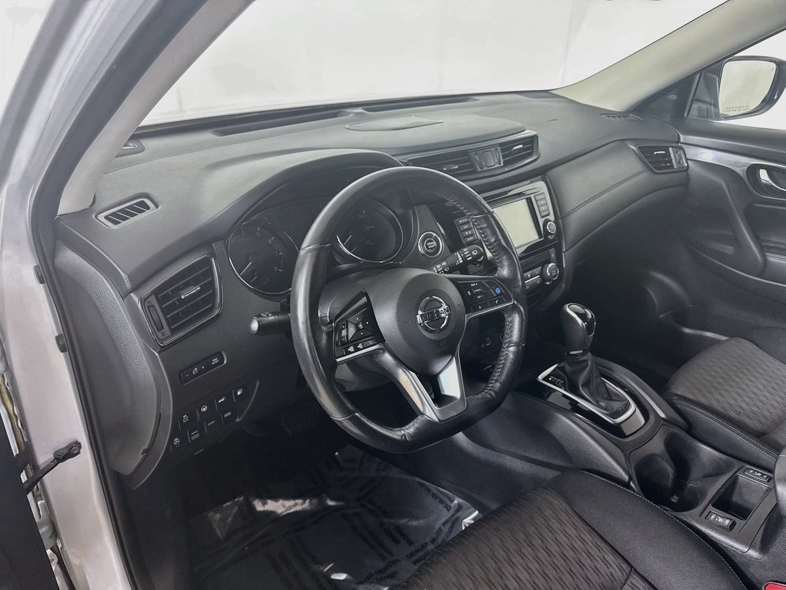 Used 2019 Nissan Rogue SV w/ Sun & Sound Touring Package AWD/4WD image 4
