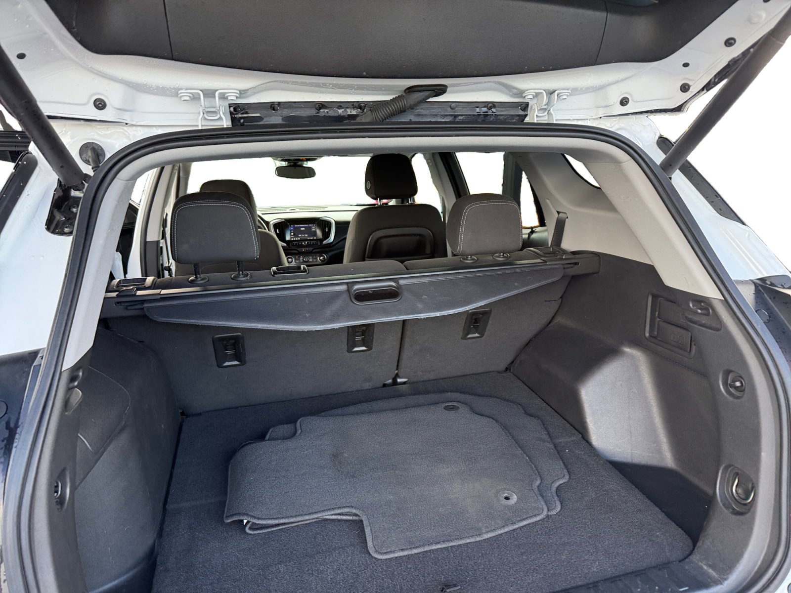 Used 2023 GMC Terrain SLE w/ Driver Convenience Package image 10