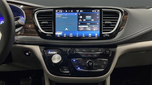 Used 2023 Chrysler Pacifica Limited w/ Uconnect Theater Family Group FWD image 13