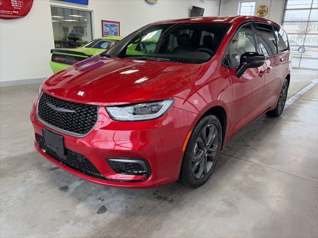 Used 2026 Chrysler Pacifica Select