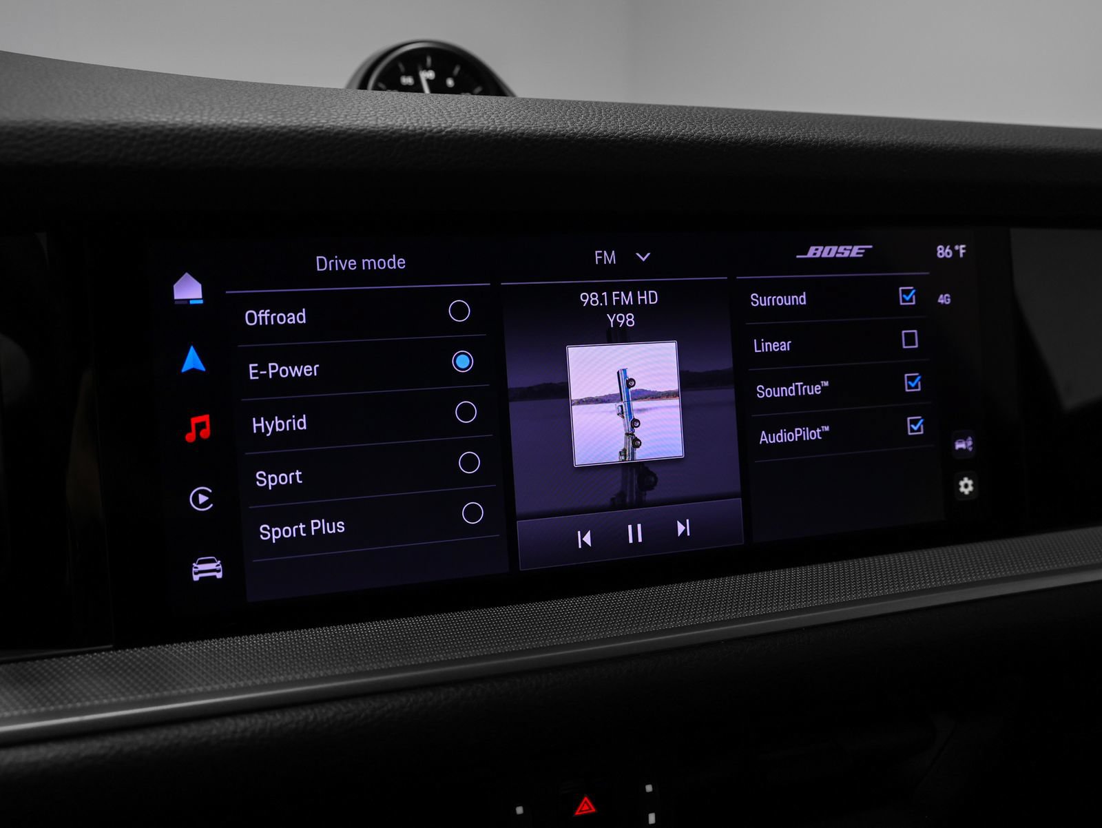 Certified 2024 Porsche Cayenne AWD/4WD image 38