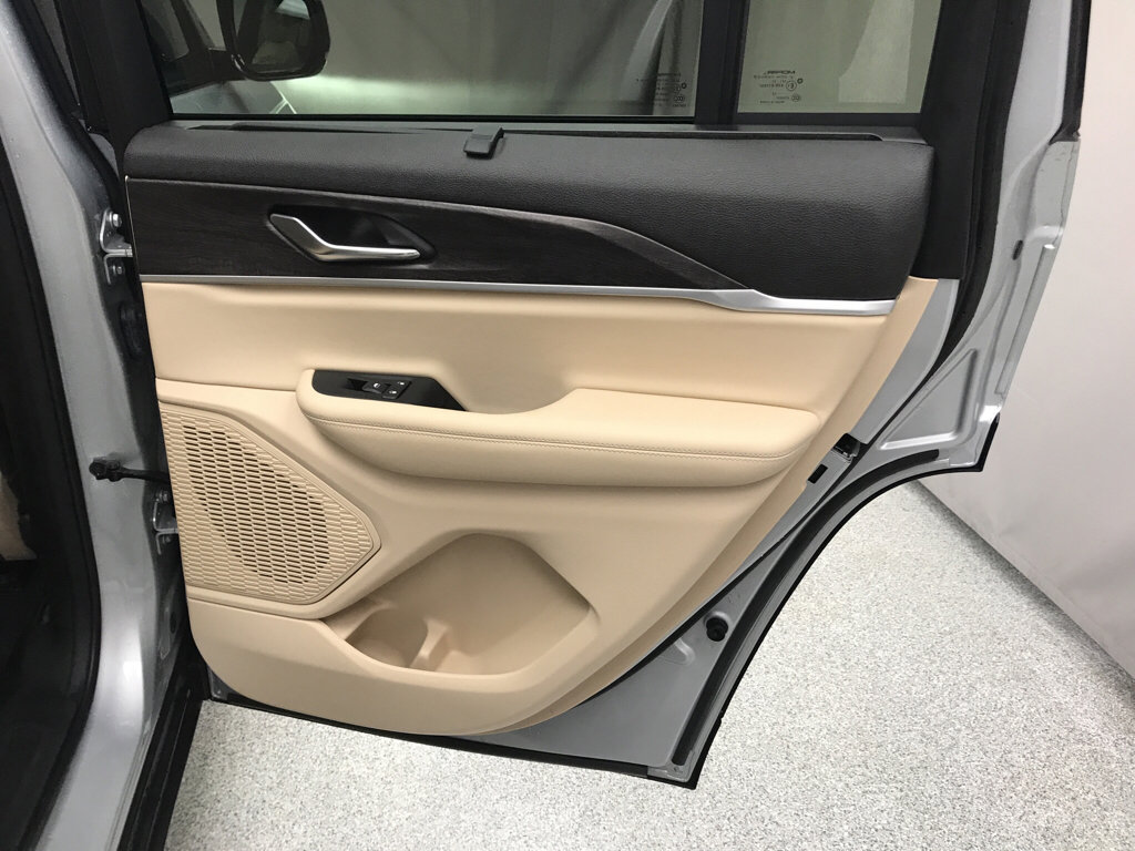 Used 2023 Jeep Grand Cherokee Limited w/ Luxury Tech Group II image 15