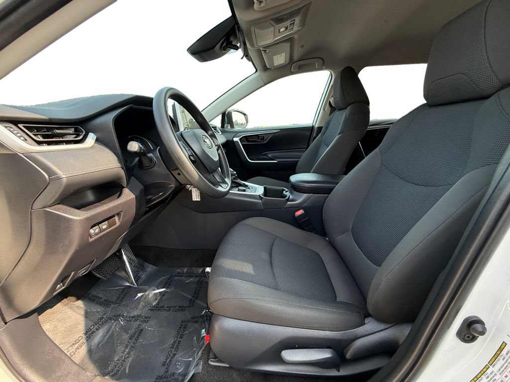 Used 2025 Toyota RAV4 LE AWD/4WD image 9