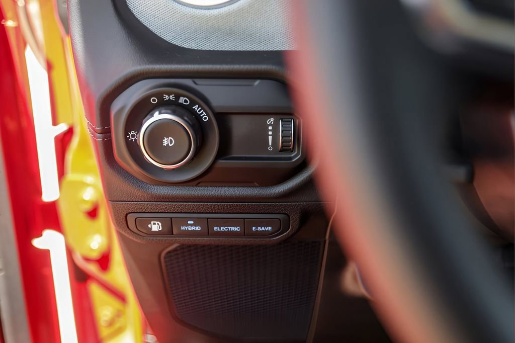 Used 2025 Jeep Wrangler Unlimited Sahara image 15