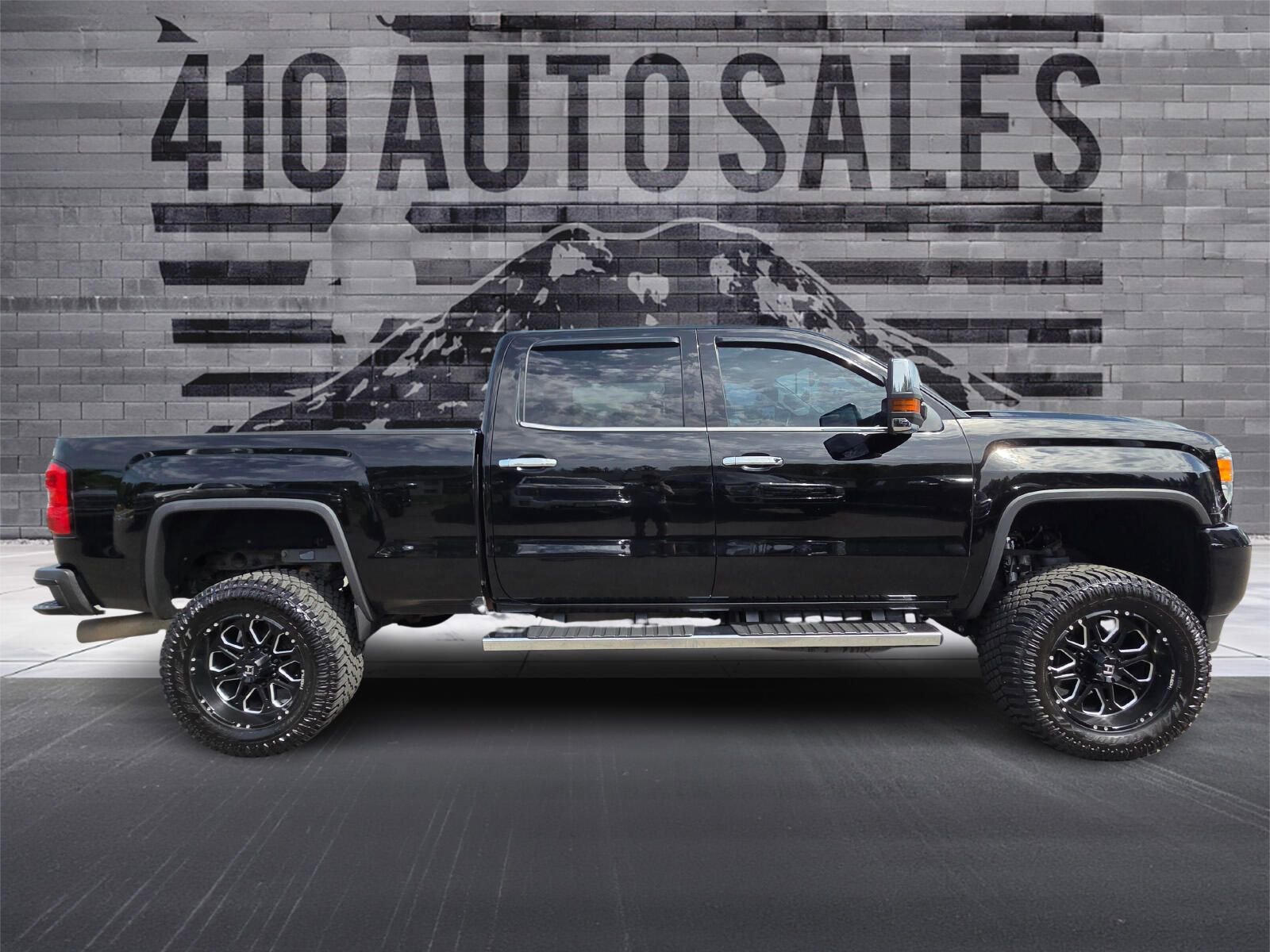 Used 2017 GMC Sierra 2500 Denali w/ Duramax Plus Package AWD/4WD image 2