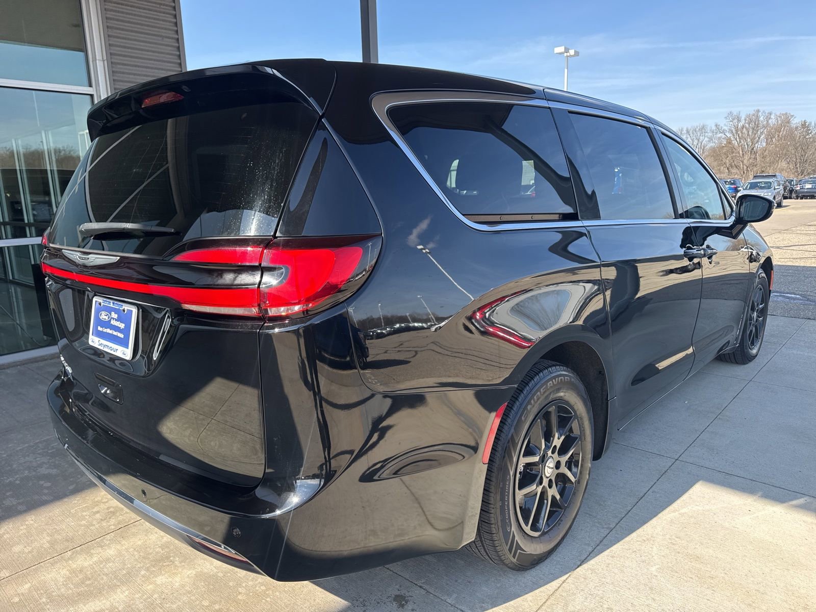 Used 2024 Chrysler Pacifica Touring-L FWD image 8