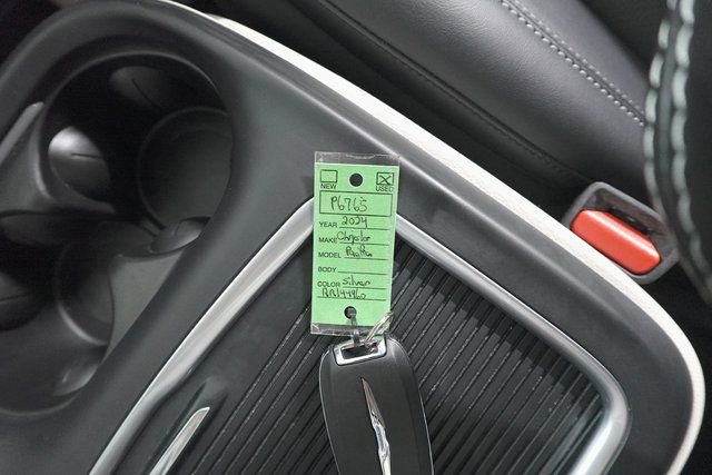 Used 2024 Chrysler Pacifica Touring-L image 32