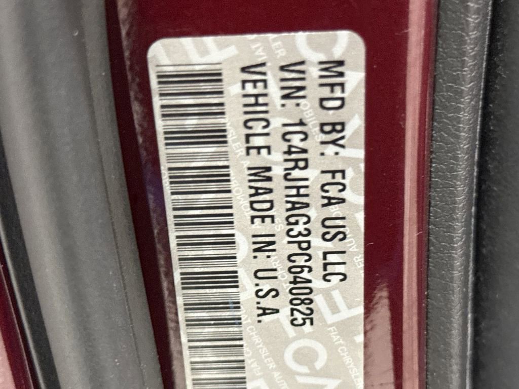 Used 2023 Jeep Grand Cherokee Laredo image 27