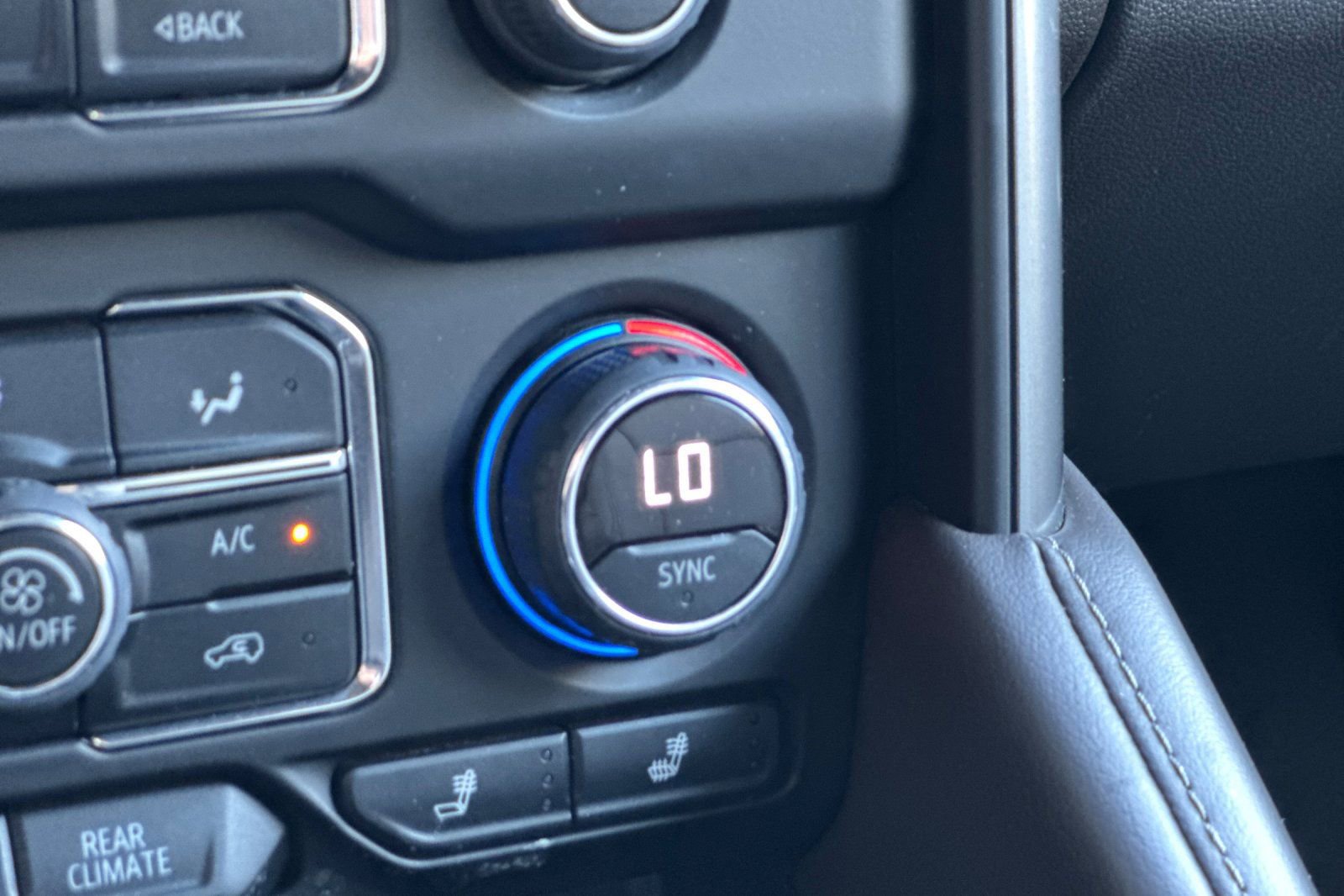 Used 2024 Chevrolet Suburban LT image 32