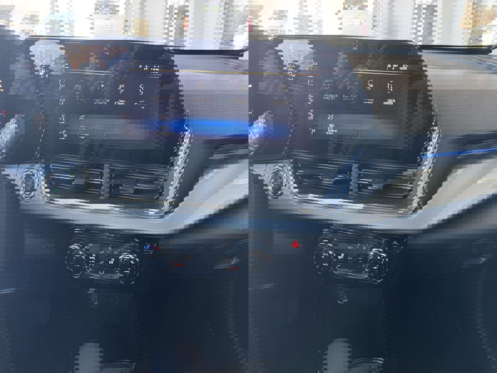 Used 2025 Chevrolet Trax LT w/ LT Convenience Package FWD image 23