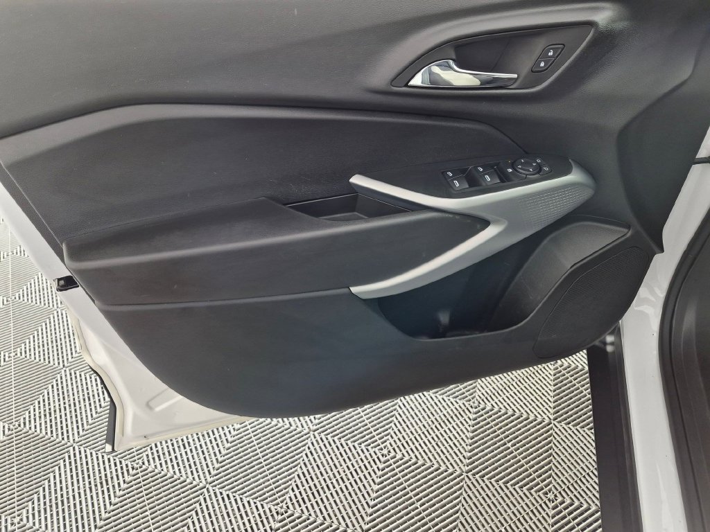 Used 2024 Chevrolet Trax LS w/ LS Convenience Package FWD image 10